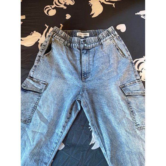 Juniors’ Almost Famous Cargo Jeans Size Medium - Picture 1 of 6